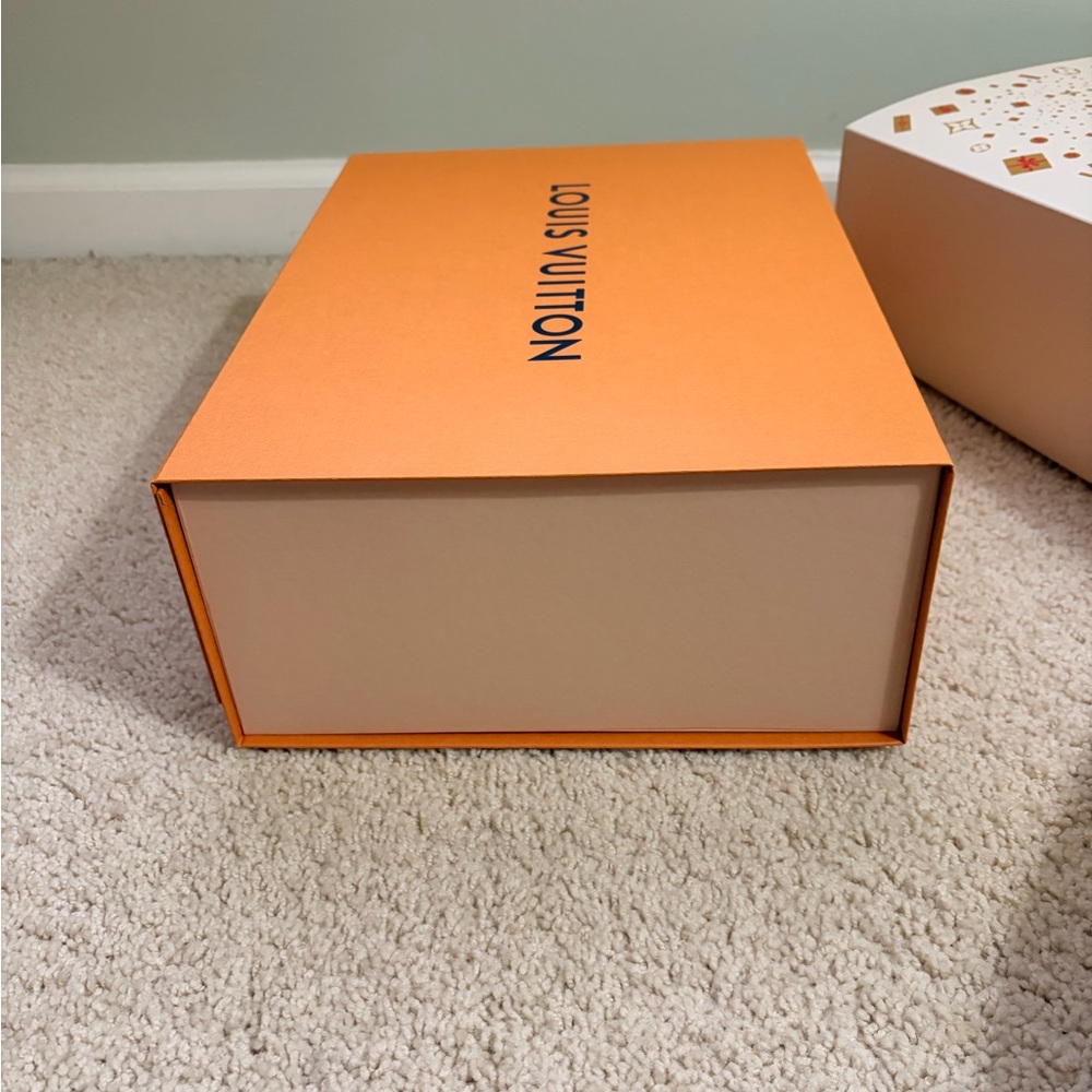 Louis Vuitton Iconic Orange Box with Festive Box Wrap - Picture 5 of 10